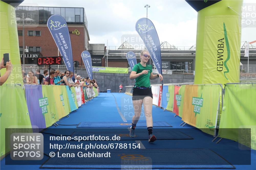 11.08.2024 - GEWOBA Citytriathlon Bremen Lena Gebhardt http://msf.ph/oto/6788154 11.08.2024 11:20:15 Ziel 4, 55, 56 meine-sportfotos.de