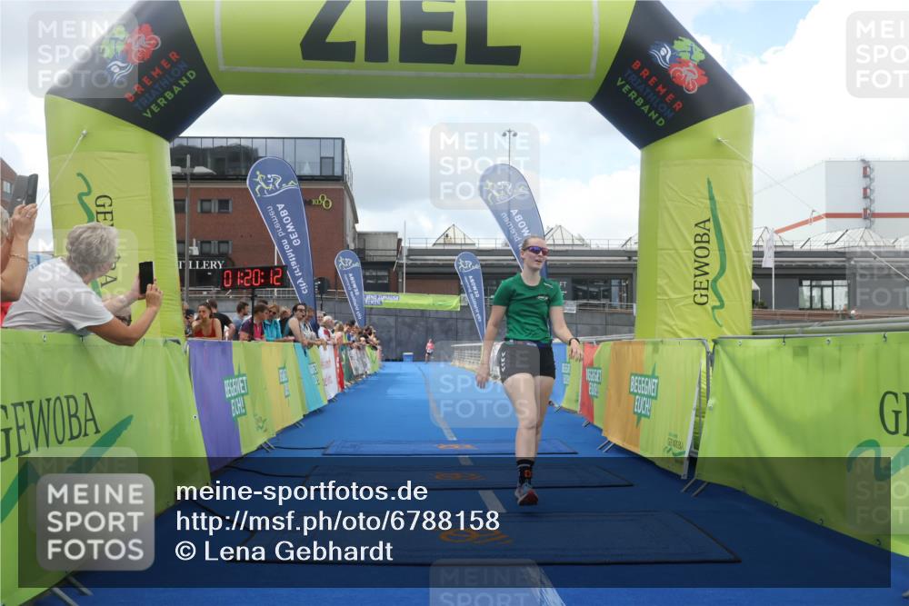 11.08.2024 - GEWOBA Citytriathlon Bremen Lena Gebhardt http://msf.ph/oto/6788158 11.08.2024 11:20:15 Ziel 4, 55, 56 meine-sportfotos.de