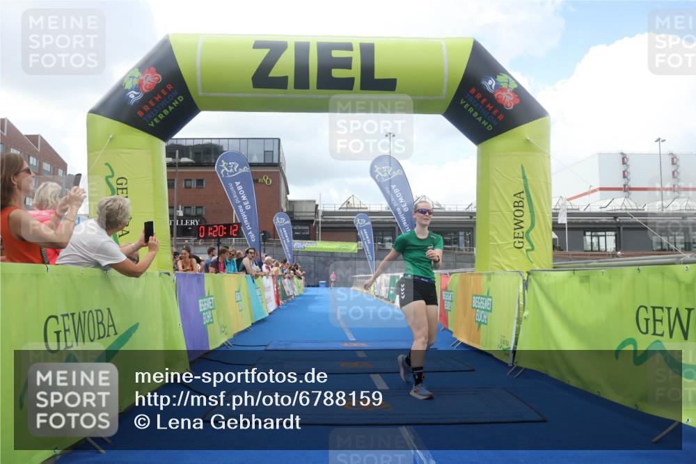 11.08.2024 - GEWOBA Citytriathlon Bremen Lena Gebhardt http://msf.ph/oto/6788159 11.08.2024 11:20:16 Ziel 4, 55, 56 meine-sportfotos.de