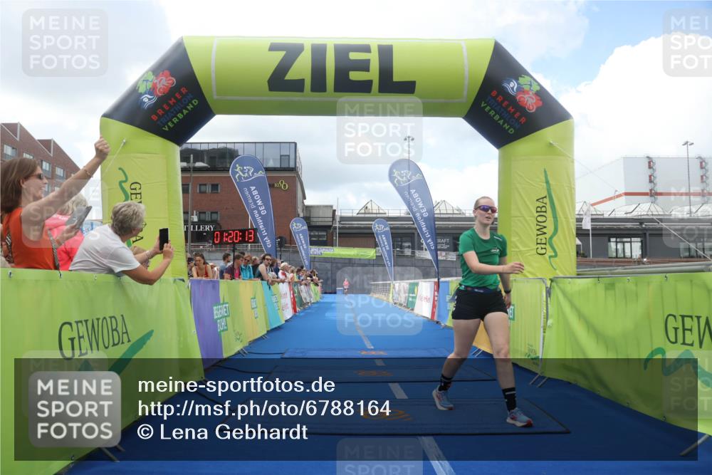 11.08.2024 - GEWOBA Citytriathlon Bremen Lena Gebhardt http://msf.ph/oto/6788164 11.08.2024 11:20:16 Ziel 4, 55, 56 meine-sportfotos.de