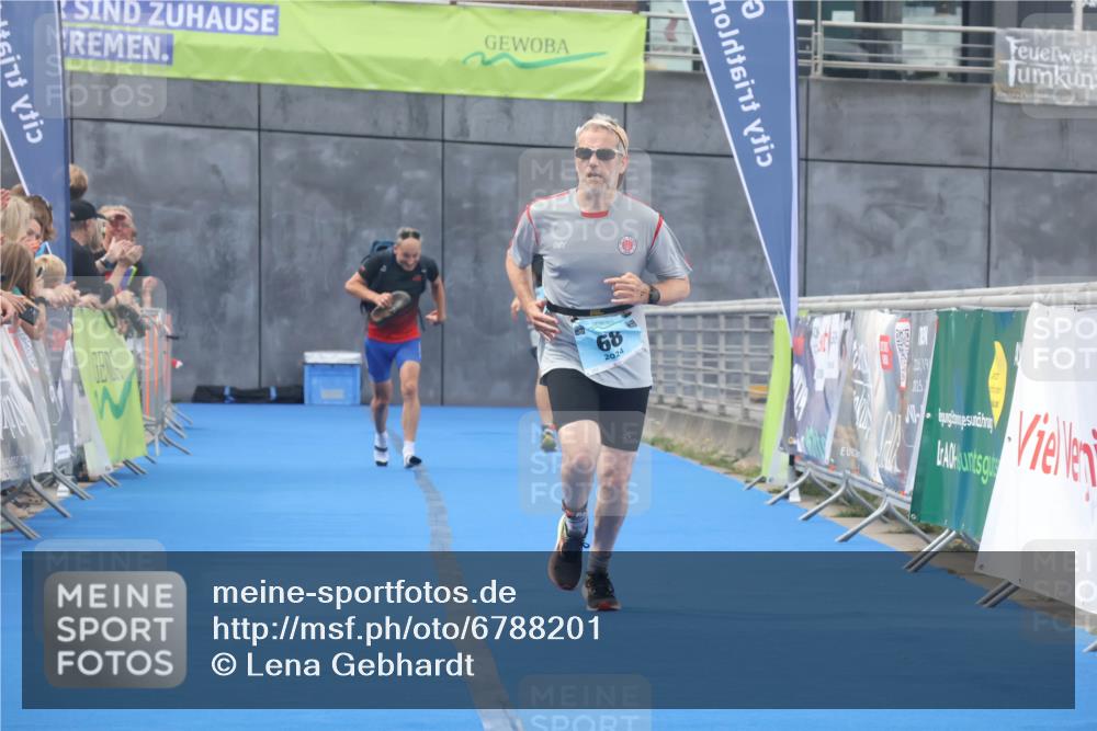 11.08.2024 - GEWOBA Citytriathlon Bremen Lena Gebhardt http://msf.ph/oto/6788201 11.08.2024 11:20:32 Ziel 26, 55, 68 meine-sportfotos.de