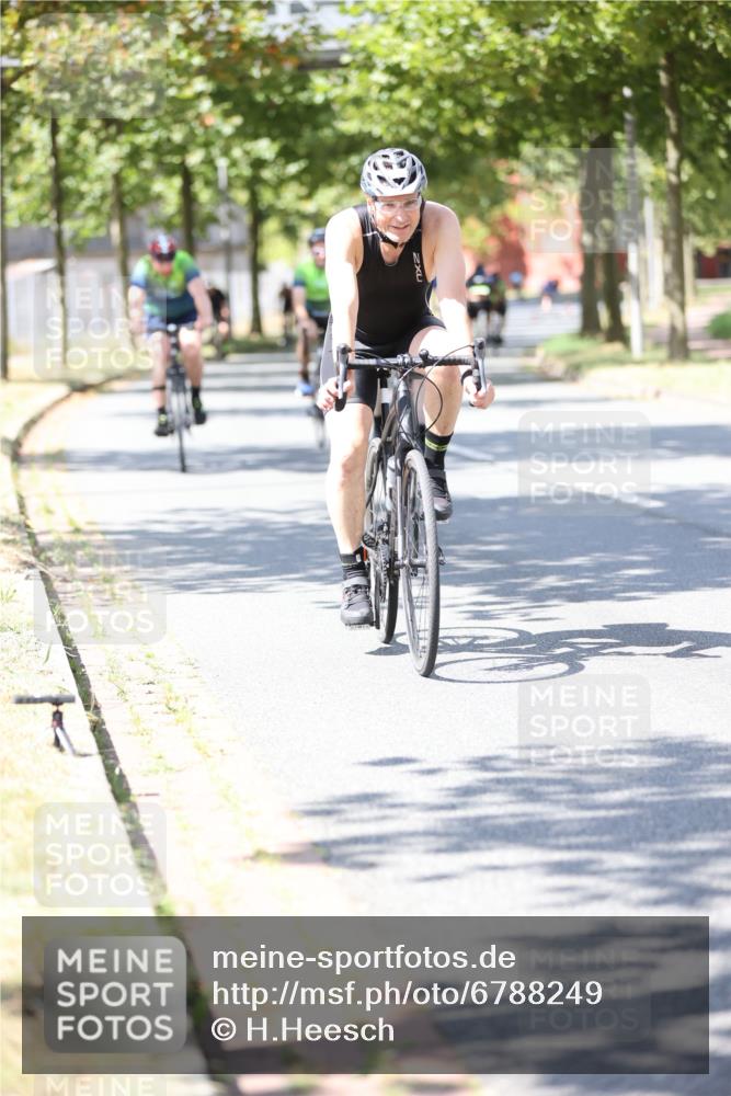 11.08.2024 - GEWOBA Citytriathlon Bremen H.Heesch http://msf.ph/oto/6788249 11.08.2024 13:14:18 Radfahren 295, 299, 329, 364, 382, 387, 388, 389, 393, 398, 432, 437, 442, 449, 482, 505, 531 meine-sportfotos.de