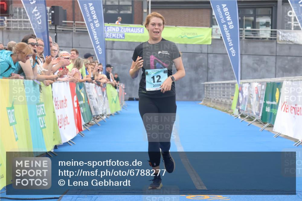 11.08.2024 - GEWOBA Citytriathlon Bremen Lena Gebhardt http://msf.ph/oto/6788277 11.08.2024 11:20:58 Ziel 12 meine-sportfotos.de