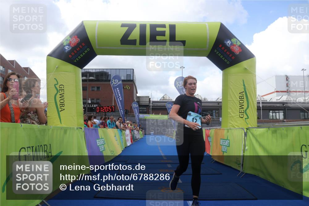 11.08.2024 - GEWOBA Citytriathlon Bremen Lena Gebhardt http://msf.ph/oto/6788286 11.08.2024 11:21:00 Ziel 12 meine-sportfotos.de
