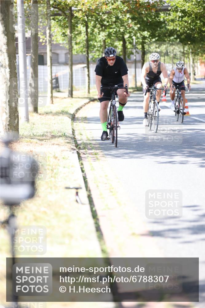 11.08.2024 - GEWOBA Citytriathlon Bremen H.Heesch http://msf.ph/oto/6788307 11.08.2024 13:14:23 Radfahren 295, 299, 329, 345, 382, 389, 393, 398, 437, 442, 449, 505, 531 meine-sportfotos.de
