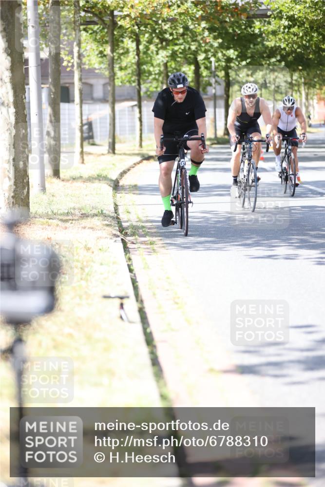 11.08.2024 - GEWOBA Citytriathlon Bremen H.Heesch http://msf.ph/oto/6788310 11.08.2024 13:14:24 Radfahren 295, 299, 329, 345, 382, 389, 393, 398, 437, 442, 449, 505, 531 meine-sportfotos.de