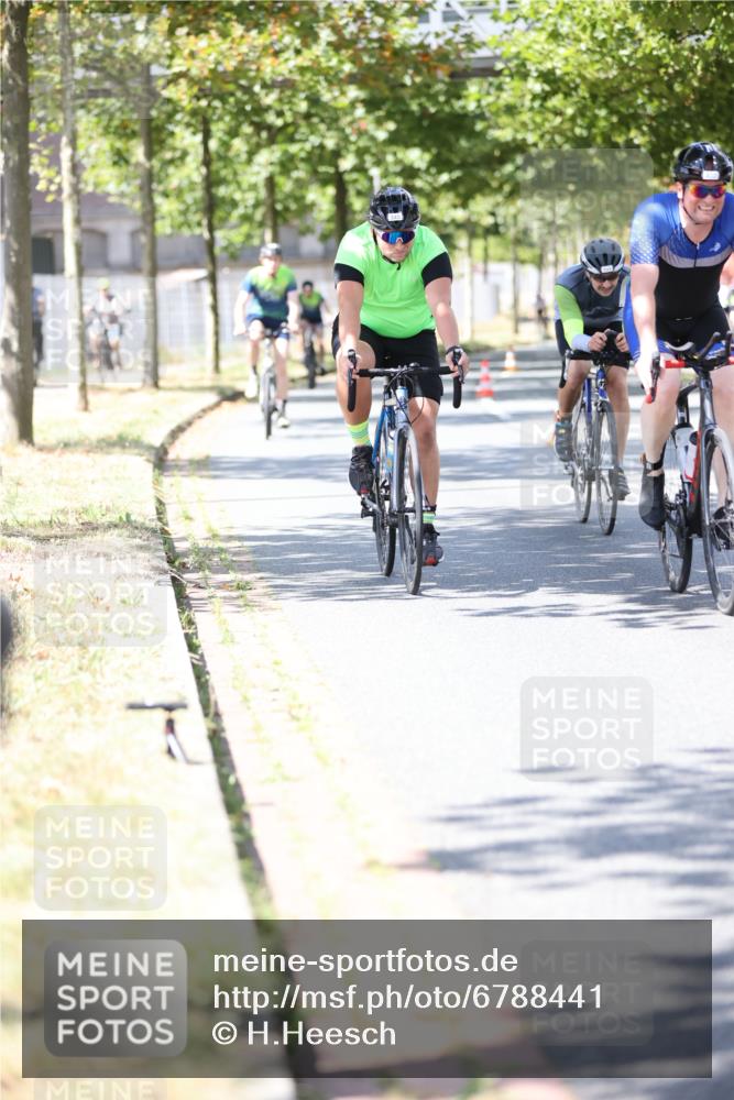 11.08.2024 - GEWOBA Citytriathlon Bremen H.Heesch http://msf.ph/oto/6788441 11.08.2024 13:14:38 Radfahren 289, 292, 345, 382, 389, 400, 410, 436, 442, 470 meine-sportfotos.de