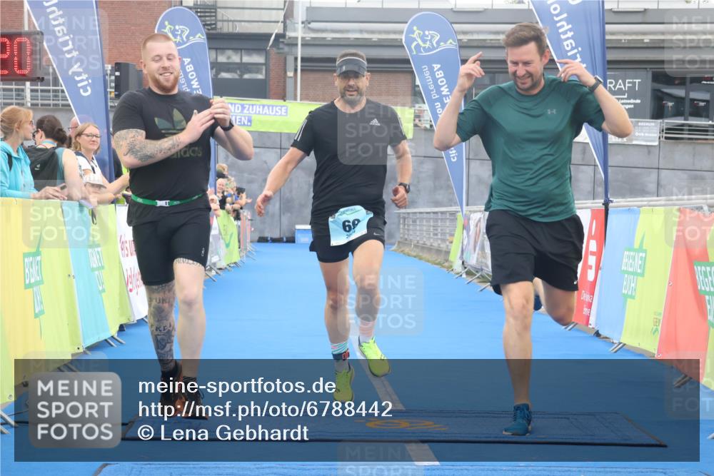 11.08.2024 - GEWOBA Citytriathlon Bremen Lena Gebhardt http://msf.ph/oto/6788442 11.08.2024 11:22:23 Ziel 69 meine-sportfotos.de