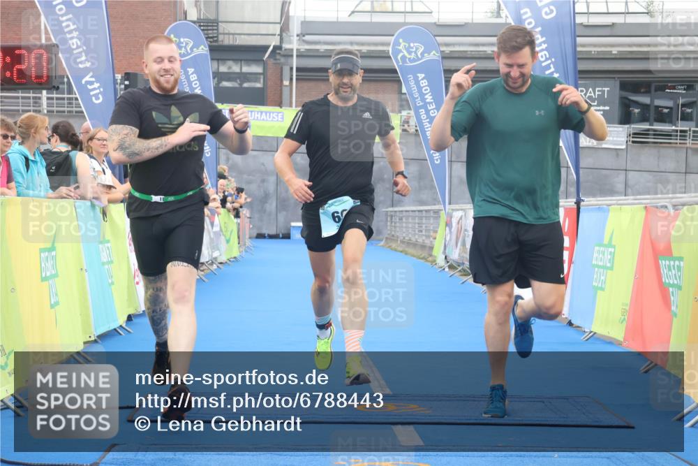 11.08.2024 - GEWOBA Citytriathlon Bremen Lena Gebhardt http://msf.ph/oto/6788443 11.08.2024 11:22:23 Ziel 69 meine-sportfotos.de