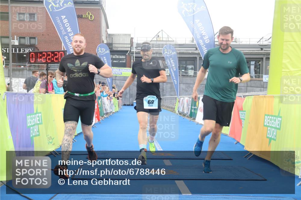 11.08.2024 - GEWOBA Citytriathlon Bremen Lena Gebhardt http://msf.ph/oto/6788446 11.08.2024 11:22:23 Ziel 69 meine-sportfotos.de