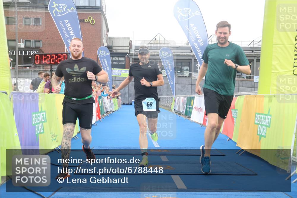 11.08.2024 - GEWOBA Citytriathlon Bremen Lena Gebhardt http://msf.ph/oto/6788448 11.08.2024 11:22:23 Ziel 69 meine-sportfotos.de