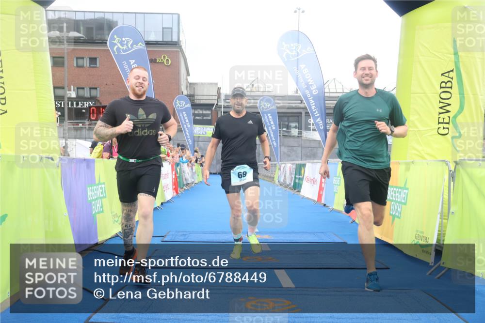 11.08.2024 - GEWOBA Citytriathlon Bremen Lena Gebhardt http://msf.ph/oto/6788449 11.08.2024 11:22:23 Ziel 69 meine-sportfotos.de
