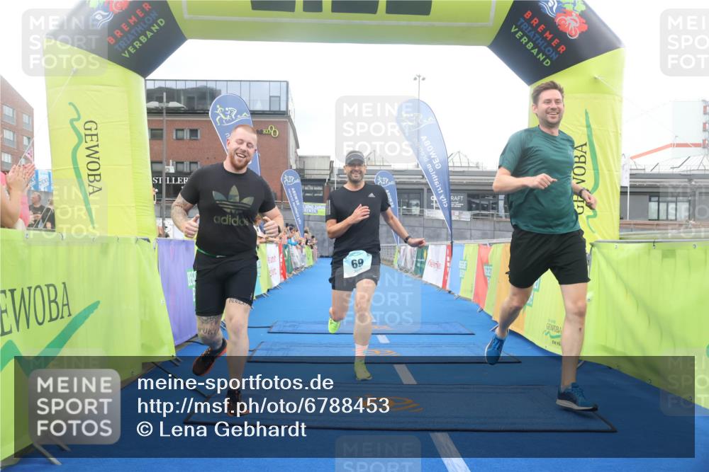 11.08.2024 - GEWOBA Citytriathlon Bremen Lena Gebhardt http://msf.ph/oto/6788453 11.08.2024 11:22:24 Ziel 69 meine-sportfotos.de