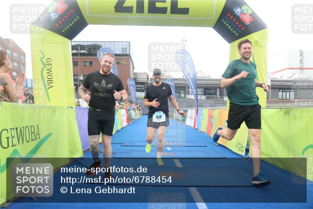 11.08.2024 - GEWOBA Citytriathlon Bremen Lena Gebhardt http://msf.ph/oto/6788454 11.08.2024 11:22:24 Ziel 69 meine-sportfotos.de