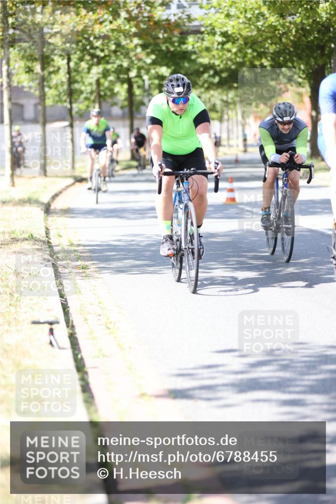 11.08.2024 - GEWOBA Citytriathlon Bremen H.Heesch http://msf.ph/oto/6788455 11.08.2024 13:14:38 Radfahren 289, 292, 345, 382, 389, 400, 410, 436, 442, 470 meine-sportfotos.de
