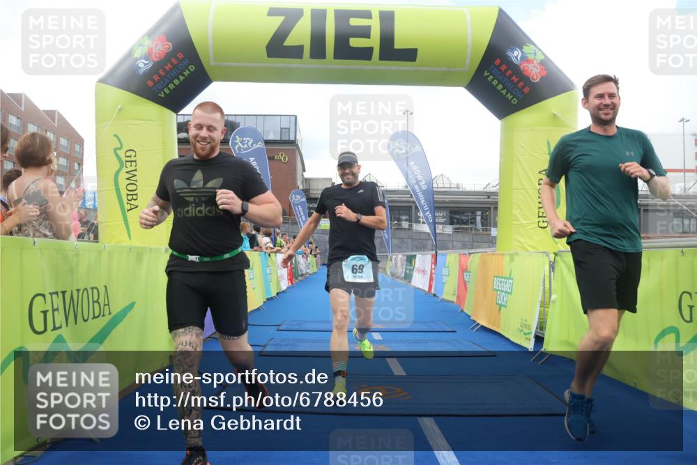 11.08.2024 - GEWOBA Citytriathlon Bremen Lena Gebhardt http://msf.ph/oto/6788456 11.08.2024 11:22:24 Ziel 69 meine-sportfotos.de