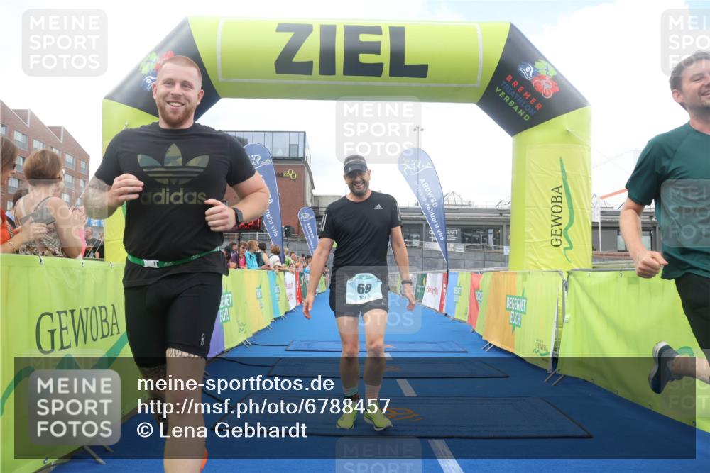 11.08.2024 - GEWOBA Citytriathlon Bremen Lena Gebhardt http://msf.ph/oto/6788457 11.08.2024 11:22:24 Ziel 69 meine-sportfotos.de