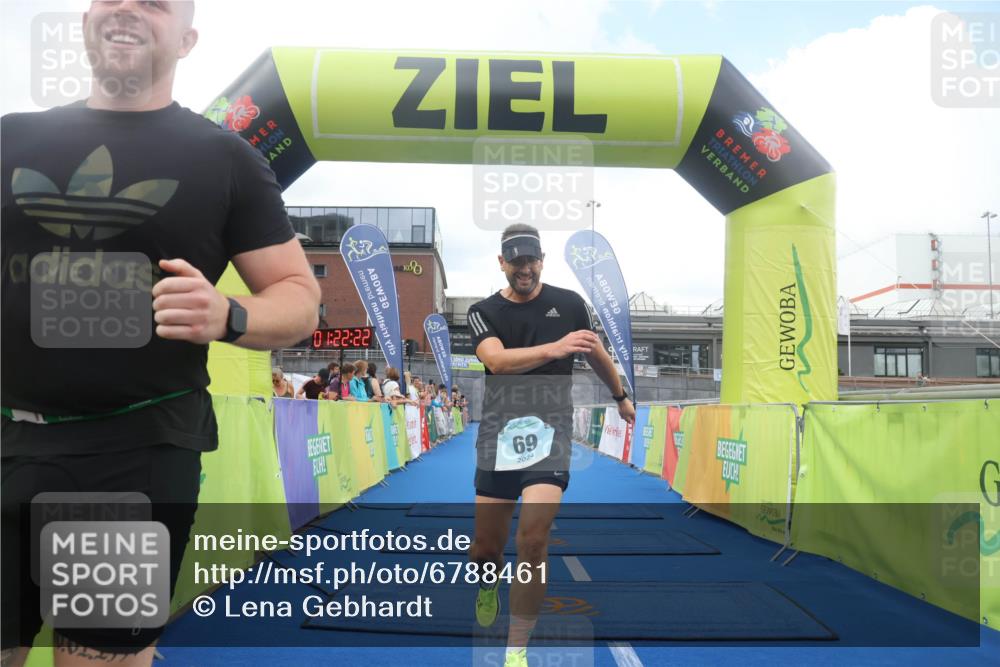 11.08.2024 - GEWOBA Citytriathlon Bremen Lena Gebhardt http://msf.ph/oto/6788461 11.08.2024 11:22:25 Ziel 69 meine-sportfotos.de