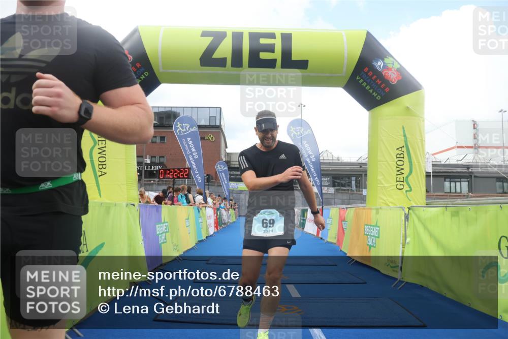 11.08.2024 - GEWOBA Citytriathlon Bremen Lena Gebhardt http://msf.ph/oto/6788463 11.08.2024 11:22:25 Ziel 69 meine-sportfotos.de