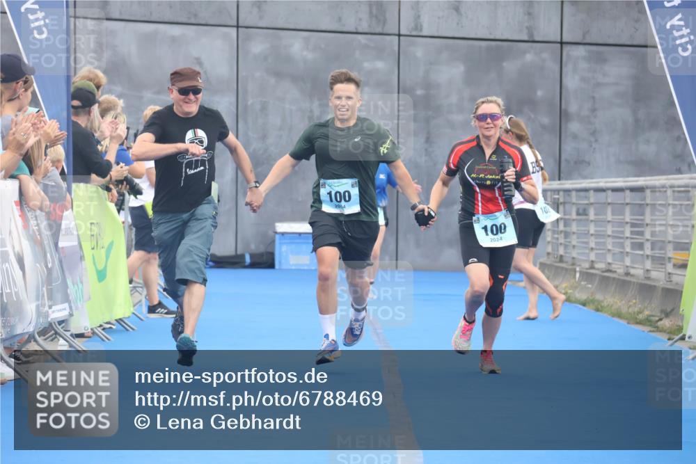 11.08.2024 - GEWOBA Citytriathlon Bremen Lena Gebhardt http://msf.ph/oto/6788469 11.08.2024 11:22:34 Ziel 100, 102 meine-sportfotos.de