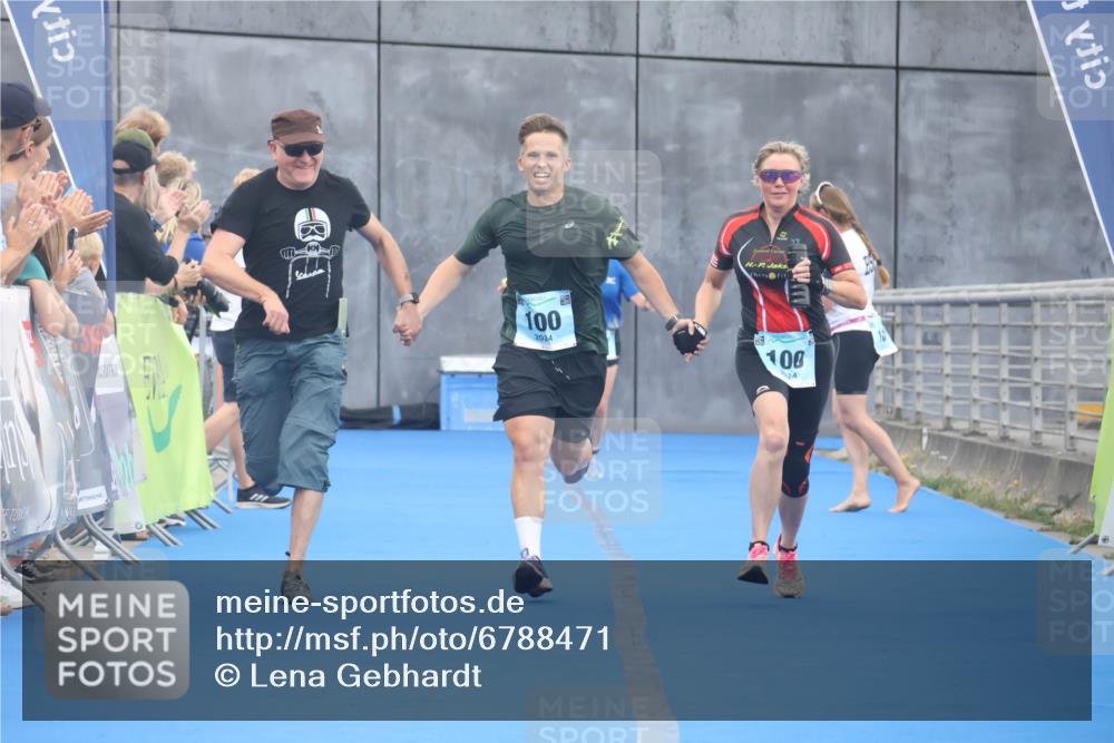 11.08.2024 - GEWOBA Citytriathlon Bremen Lena Gebhardt http://msf.ph/oto/6788471 11.08.2024 11:22:34 Ziel 100, 102 meine-sportfotos.de