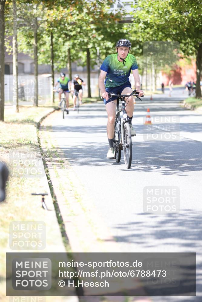 11.08.2024 - GEWOBA Citytriathlon Bremen H.Heesch http://msf.ph/oto/6788473 11.08.2024 13:14:40 Radfahren 289, 292, 345, 389, 400, 410, 436, 442, 470, 516 meine-sportfotos.de