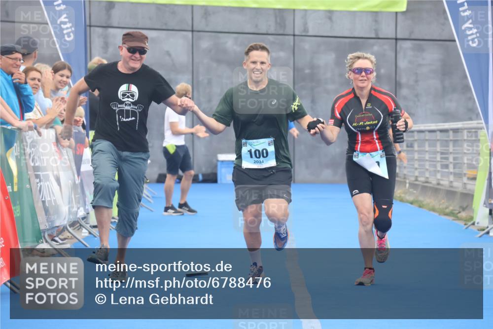 11.08.2024 - GEWOBA Citytriathlon Bremen Lena Gebhardt http://msf.ph/oto/6788476 11.08.2024 11:22:35 Ziel 100, 102 meine-sportfotos.de