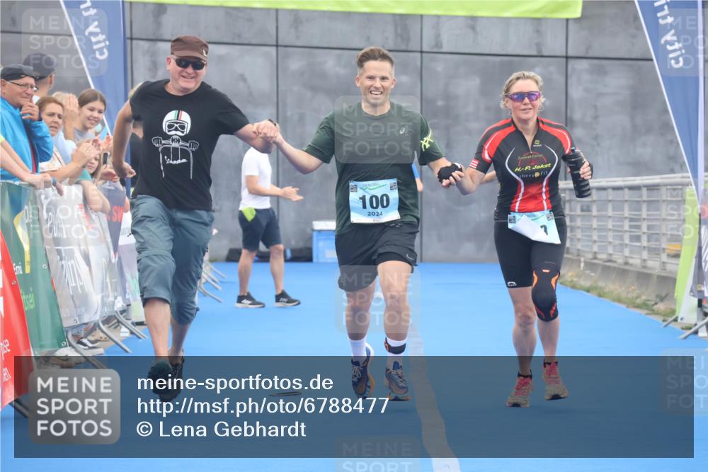 11.08.2024 - GEWOBA Citytriathlon Bremen Lena Gebhardt http://msf.ph/oto/6788477 11.08.2024 11:22:35 Ziel 100, 102 meine-sportfotos.de