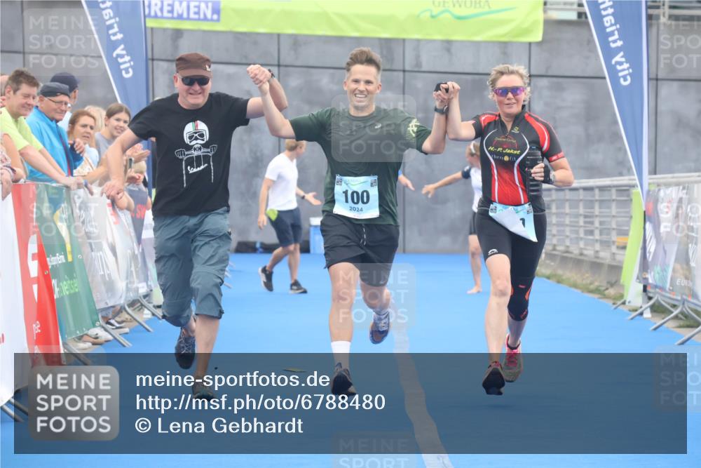 11.08.2024 - GEWOBA Citytriathlon Bremen Lena Gebhardt http://msf.ph/oto/6788480 11.08.2024 11:22:36 Ziel 100, 102 meine-sportfotos.de