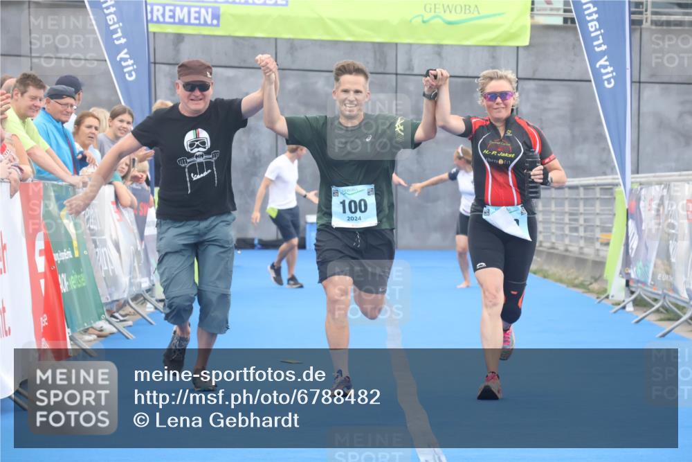 11.08.2024 - GEWOBA Citytriathlon Bremen Lena Gebhardt http://msf.ph/oto/6788482 11.08.2024 11:22:36 Ziel 100, 102 meine-sportfotos.de