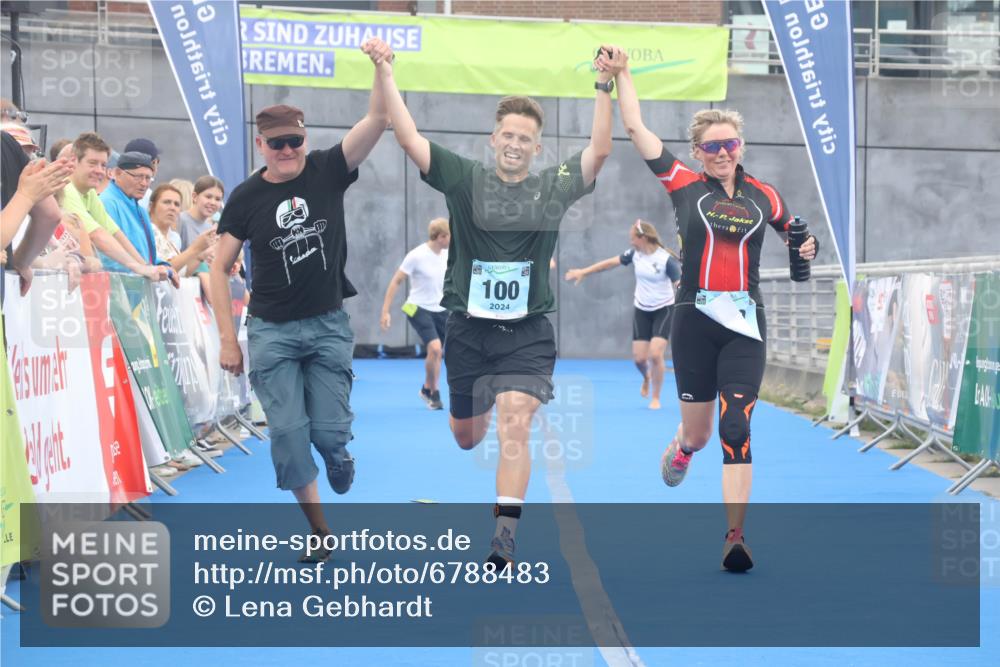 11.08.2024 - GEWOBA Citytriathlon Bremen Lena Gebhardt http://msf.ph/oto/6788483 11.08.2024 11:22:36 Ziel 100, 102 meine-sportfotos.de