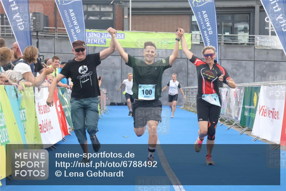 11.08.2024 - GEWOBA Citytriathlon Bremen Lena Gebhardt http://msf.ph/oto/6788492 11.08.2024 11:22:37 Ziel 100, 102 meine-sportfotos.de