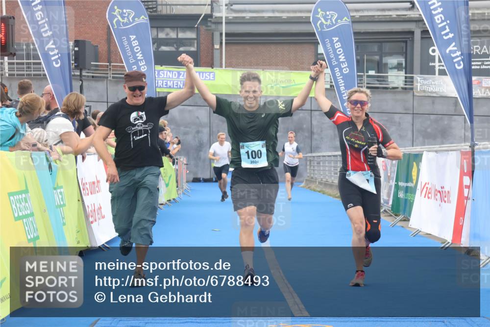 11.08.2024 - GEWOBA Citytriathlon Bremen Lena Gebhardt http://msf.ph/oto/6788493 11.08.2024 11:22:37 Ziel 100, 102 meine-sportfotos.de