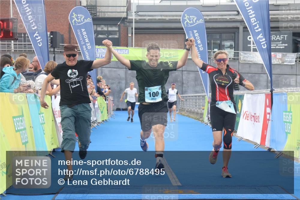 11.08.2024 - GEWOBA Citytriathlon Bremen Lena Gebhardt http://msf.ph/oto/6788495 11.08.2024 11:22:37 Ziel 100, 102 meine-sportfotos.de