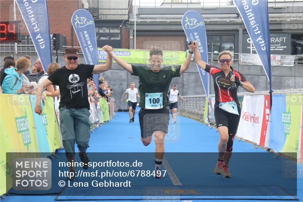 11.08.2024 - GEWOBA Citytriathlon Bremen Lena Gebhardt http://msf.ph/oto/6788497 11.08.2024 11:22:37 Ziel 100, 102 meine-sportfotos.de