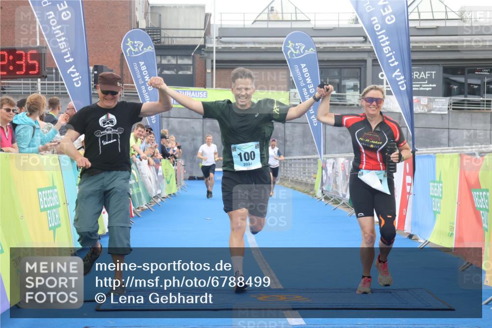 11.08.2024 - GEWOBA Citytriathlon Bremen Lena Gebhardt http://msf.ph/oto/6788499 11.08.2024 11:22:38 Ziel 100, 102 meine-sportfotos.de