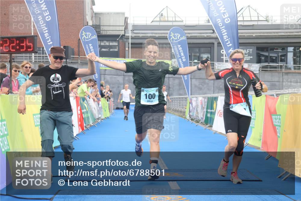 11.08.2024 - GEWOBA Citytriathlon Bremen Lena Gebhardt http://msf.ph/oto/6788501 11.08.2024 11:22:38 Ziel 100, 102 meine-sportfotos.de