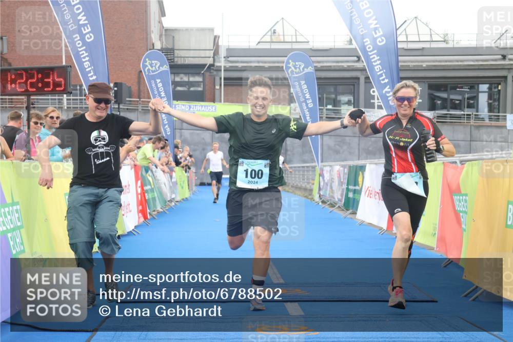 11.08.2024 - GEWOBA Citytriathlon Bremen Lena Gebhardt http://msf.ph/oto/6788502 11.08.2024 11:22:38 Ziel 100, 102 meine-sportfotos.de