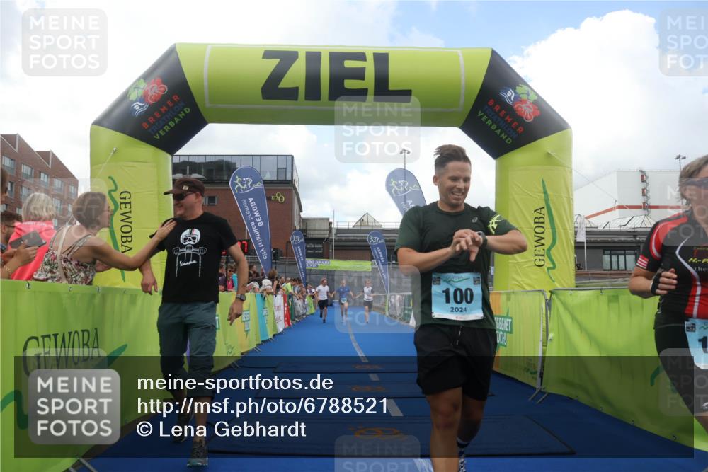 11.08.2024 - GEWOBA Citytriathlon Bremen Lena Gebhardt http://msf.ph/oto/6788521 11.08.2024 11:22:40 Ziel 100, 102 meine-sportfotos.de