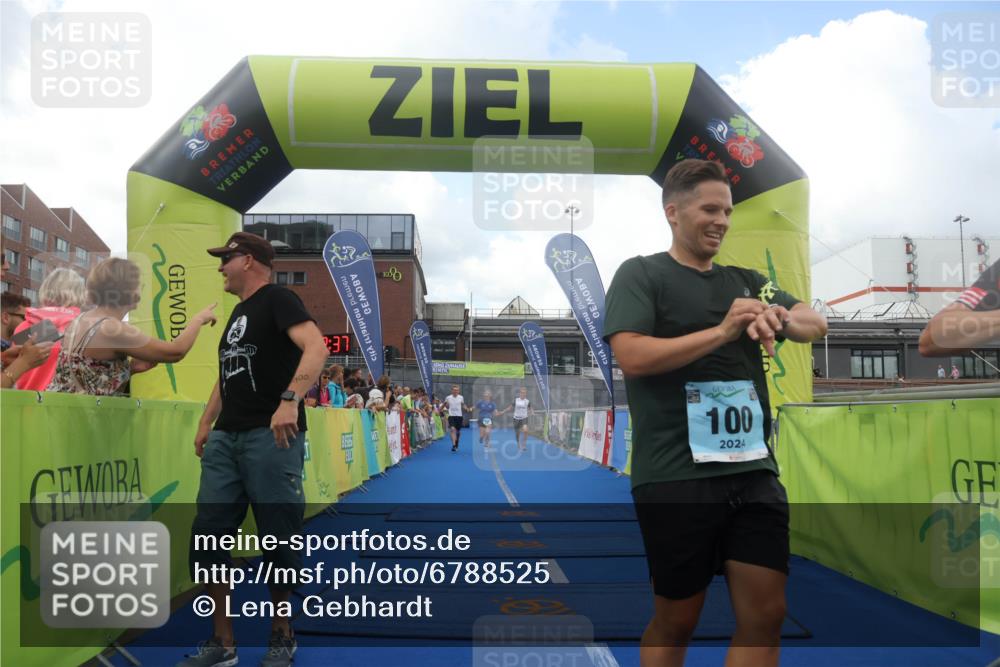11.08.2024 - GEWOBA Citytriathlon Bremen Lena Gebhardt http://msf.ph/oto/6788525 11.08.2024 11:22:40 Ziel 100, 102 meine-sportfotos.de