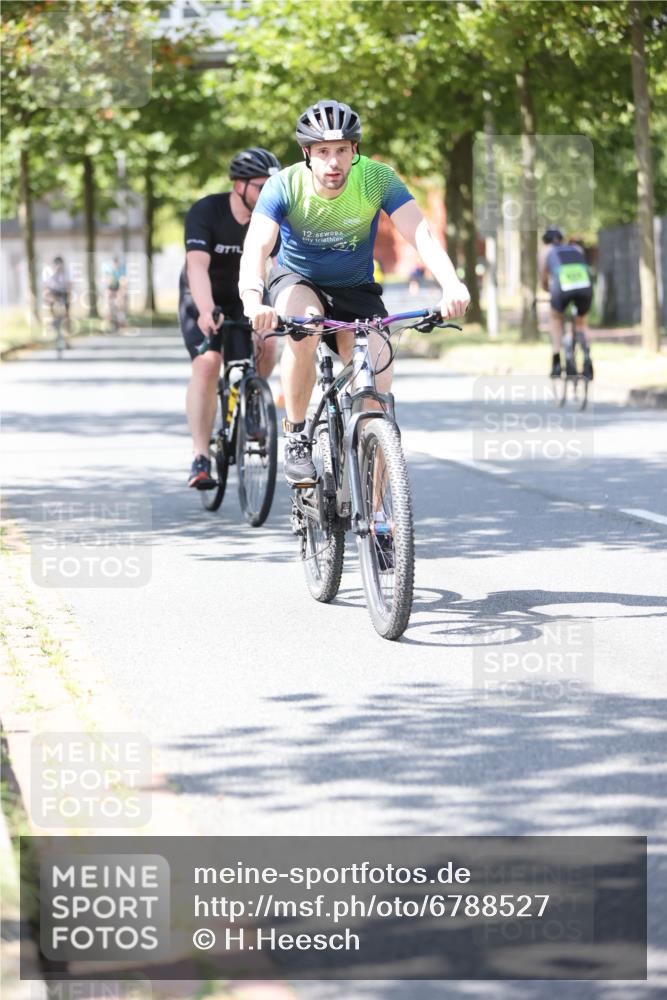 11.08.2024 - GEWOBA Citytriathlon Bremen H.Heesch http://msf.ph/oto/6788527 11.08.2024 13:14:44 Radfahren 289, 292, 345, 400, 410, 436, 470, 516 meine-sportfotos.de