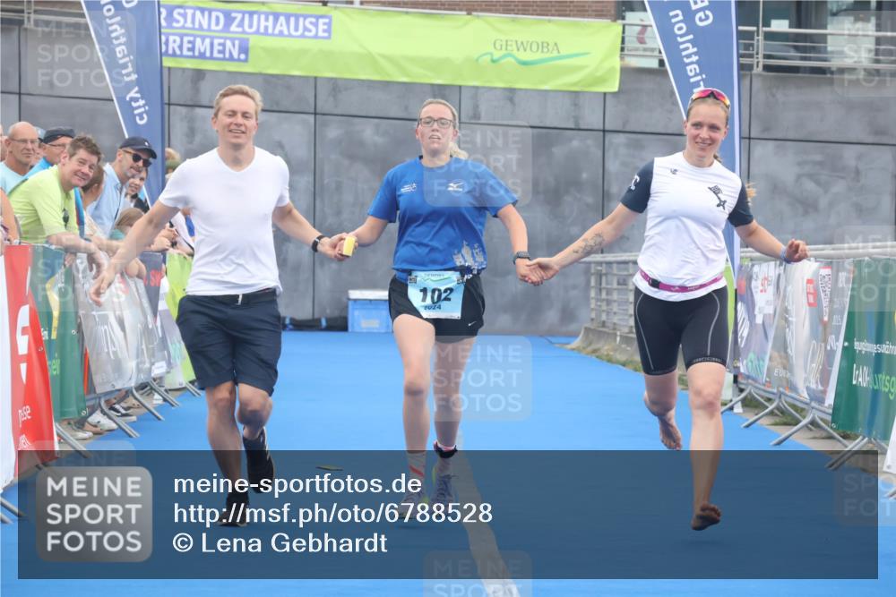 11.08.2024 - GEWOBA Citytriathlon Bremen Lena Gebhardt http://msf.ph/oto/6788528 11.08.2024 11:22:41 Ziel 100, 102 meine-sportfotos.de