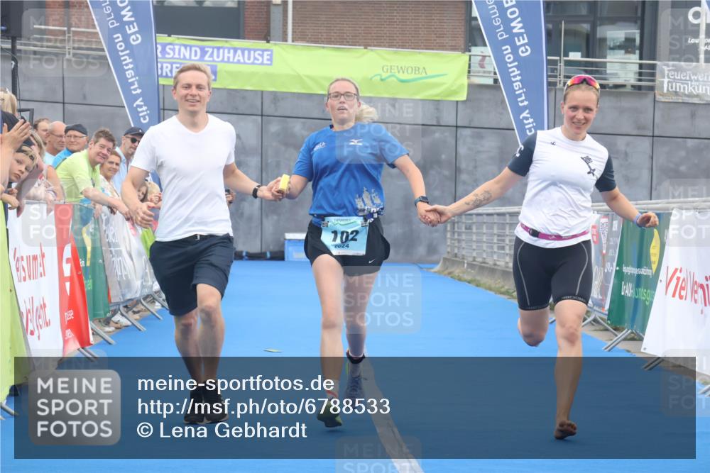 11.08.2024 - GEWOBA Citytriathlon Bremen Lena Gebhardt http://msf.ph/oto/6788533 11.08.2024 11:22:42 Ziel 100, 102 meine-sportfotos.de