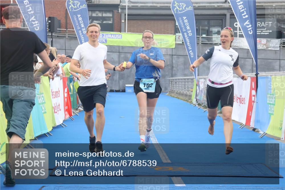 11.08.2024 - GEWOBA Citytriathlon Bremen Lena Gebhardt http://msf.ph/oto/6788539 11.08.2024 11:22:43 Ziel 100, 102 meine-sportfotos.de