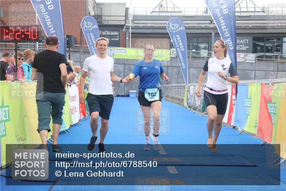 11.08.2024 - GEWOBA Citytriathlon Bremen Lena Gebhardt http://msf.ph/oto/6788540 11.08.2024 11:22:43 Ziel 100, 102 meine-sportfotos.de