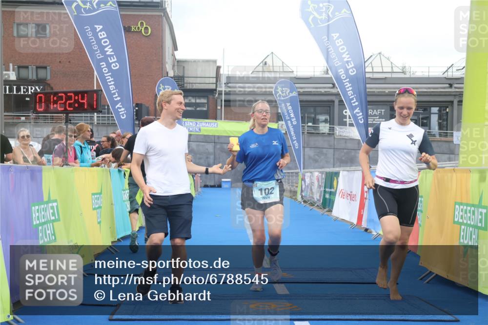 11.08.2024 - GEWOBA Citytriathlon Bremen Lena Gebhardt http://msf.ph/oto/6788545 11.08.2024 11:22:44 Ziel 100, 102 meine-sportfotos.de