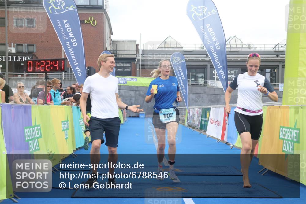 11.08.2024 - GEWOBA Citytriathlon Bremen Lena Gebhardt http://msf.ph/oto/6788546 11.08.2024 11:22:44 Ziel 100, 102 meine-sportfotos.de