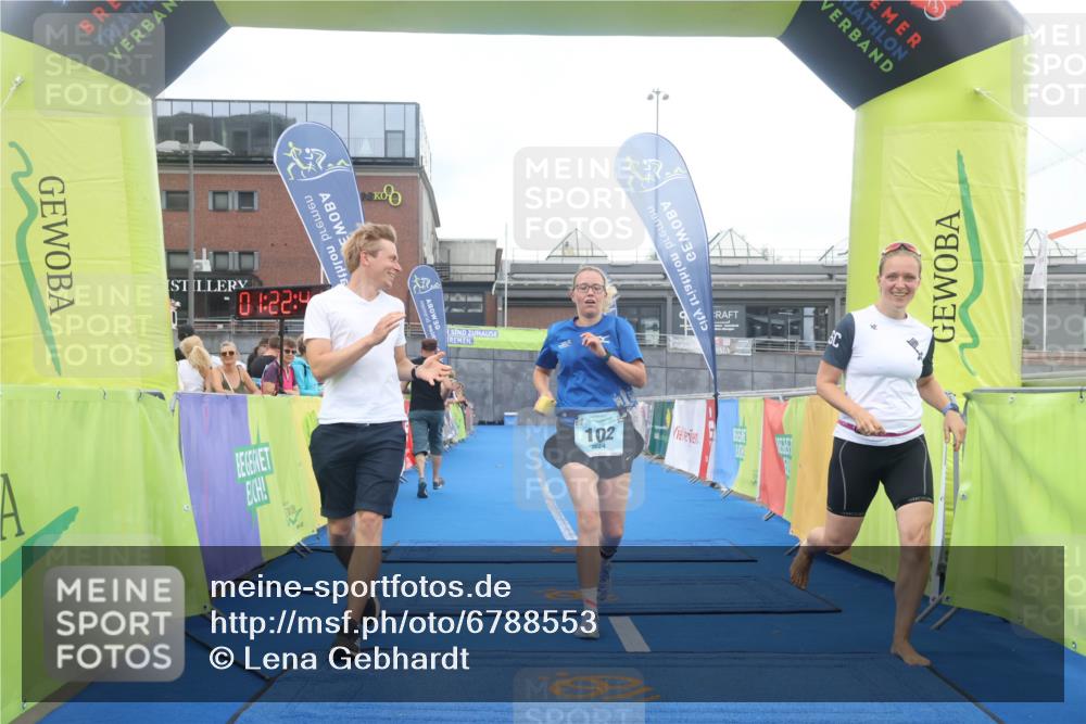 11.08.2024 - GEWOBA Citytriathlon Bremen Lena Gebhardt http://msf.ph/oto/6788553 11.08.2024 11:22:44 Ziel 100, 102 meine-sportfotos.de