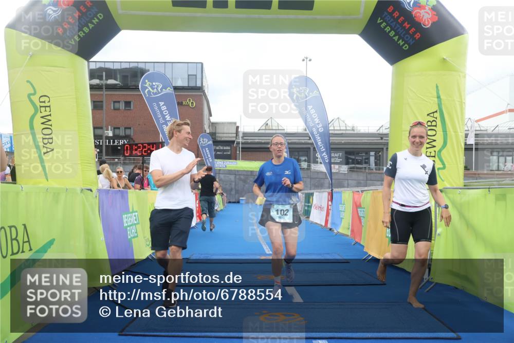 11.08.2024 - GEWOBA Citytriathlon Bremen Lena Gebhardt http://msf.ph/oto/6788554 11.08.2024 11:22:44 Ziel 100, 102 meine-sportfotos.de