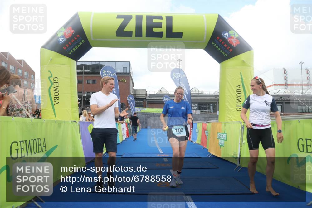11.08.2024 - GEWOBA Citytriathlon Bremen Lena Gebhardt http://msf.ph/oto/6788558 11.08.2024 11:22:45 Ziel 100, 102 meine-sportfotos.de